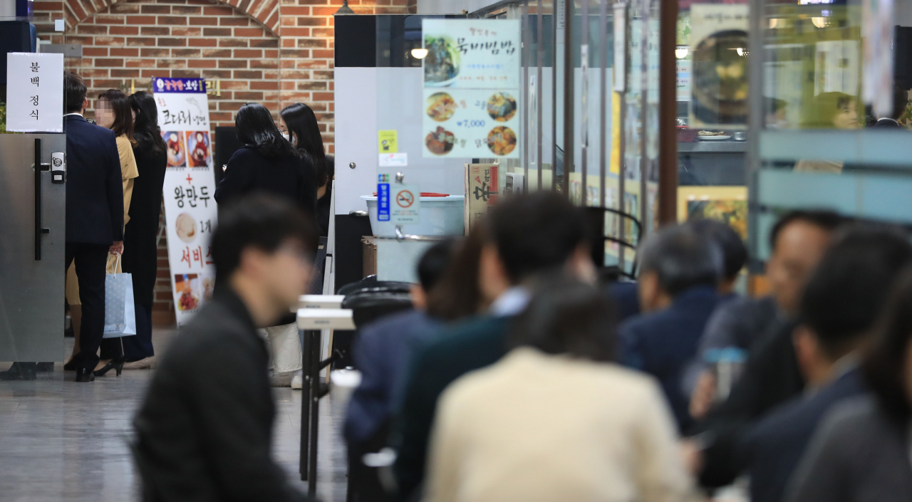 서울 종로구 광화문 인근 지하상가에서 직장인들이 점심식사하는 모습 [사진=연합뉴스]