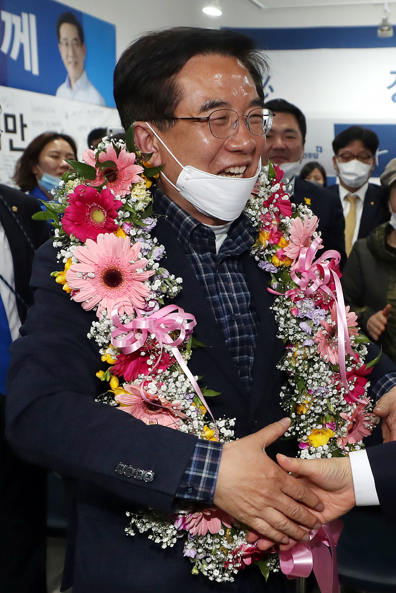 제21대 총선 인천 연수을의 정일영 더불어민주당 후보가 16일 오전 인천시 연수구 자신의 선거사무소에서 당선이 확실시된다는 소식을 들은 뒤 기뻐하고 있다. [연합]