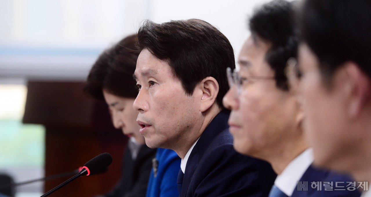 [헤럴드경제=이상섭 기자] 더불어민주당 이인영 원내대표가 23일 국회 의원회관에서 열린 '텔레그램 n번방' 재발 방지 등을 위한 디지털 성범죄 근절대책 당정협의에 참석해 현안과 관련한 발언을 하고 있다. babtong@heraldcorp.com