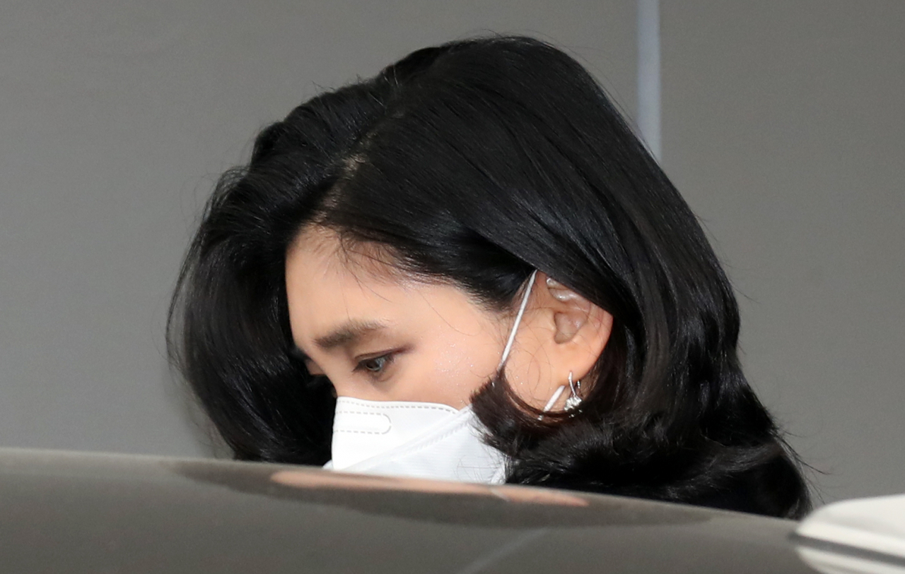 이부진 호텔신라 사장이 지난달 19일 오전 서울 중구 삼성전자 장충사옥에서 열린 호텔신라 정기 주주총회에 참석한 뒤 주총장을 나서며 차에 타고 있다. [연합]