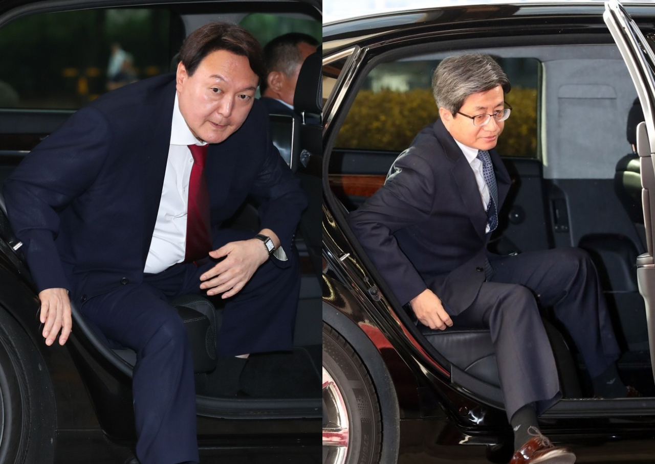 윤석열 검찰총장과 김명수 대법원장이 관용차에서 내려 출근하고 있다. [연합]