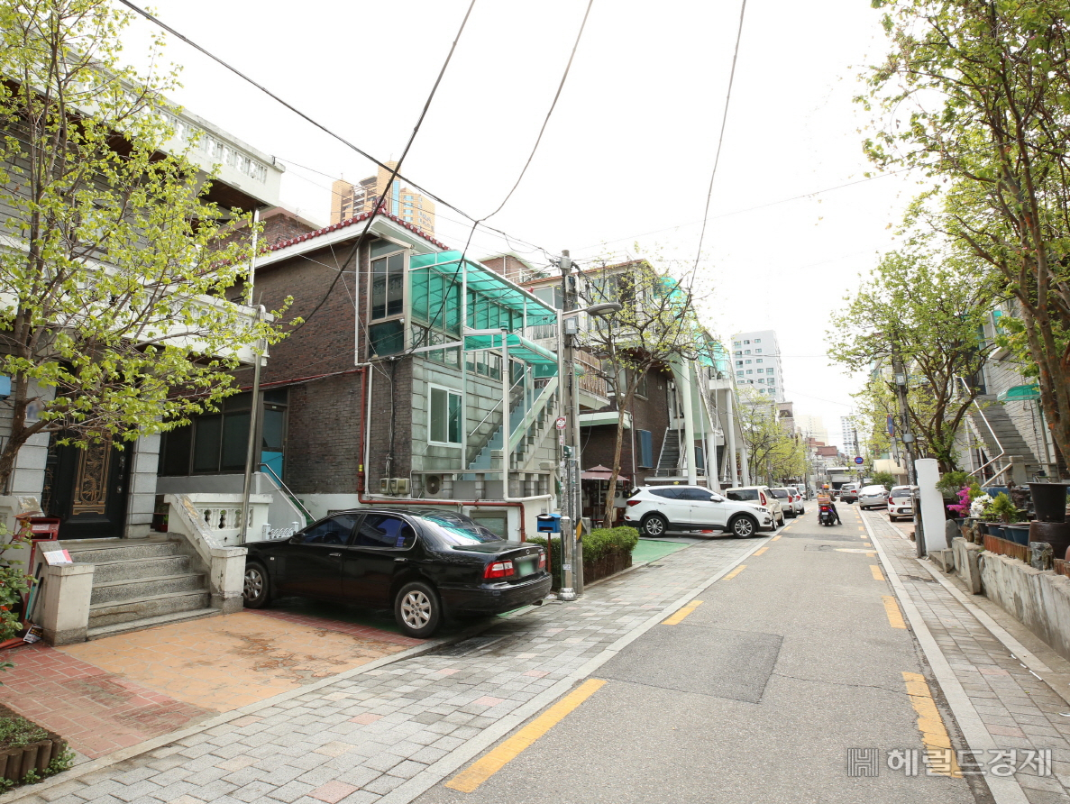 구로구의 지원을 받아 담장을 허물고 주차장을 조성한 주택들. [구로구 제공]