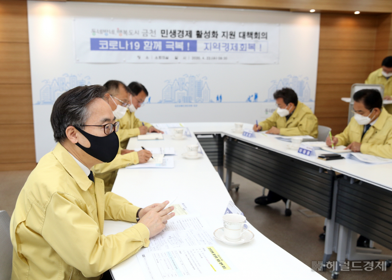 [헤럴드경제=이진용 기자]유성훈(왼쪽) 서울 금천구청장이 지난 22일 구청 9층 소회의실에서 코로나19 극복을 위한 민생경제 활성화 지원대책 회의를 주재하고 있다. 이날 회의에는 기획재정국과 경제환경국 각 국·과장들이 참석한 가운데 민생경제 지원사업을 총괄할 골목경제지원센터 운영과 소상공인·중소기업 지원, 코로나19 피해 지원, 소비촉진 지원, 일자리 지원 등 4개 분야 30개 세부지원 대책을 공유하고 점검했다. 이날 유성훈 구청장은 “코로나19 사태로 인한 경기침체가 장기화되고 지역의 피해상황은 더욱 가중되고 있는 실정”이라며 “민생경제가 단시간 내에 회복 될 순 없겠지만 각 부서에는 현안별 지원 대책들을 꼼꼼하게 점검해 차질 없이 추진하고, 주민들의 애로사항을 직접 청취해 정책에 반영해주기 바란다”고 강조했다.jycafe@heraldcorp.com