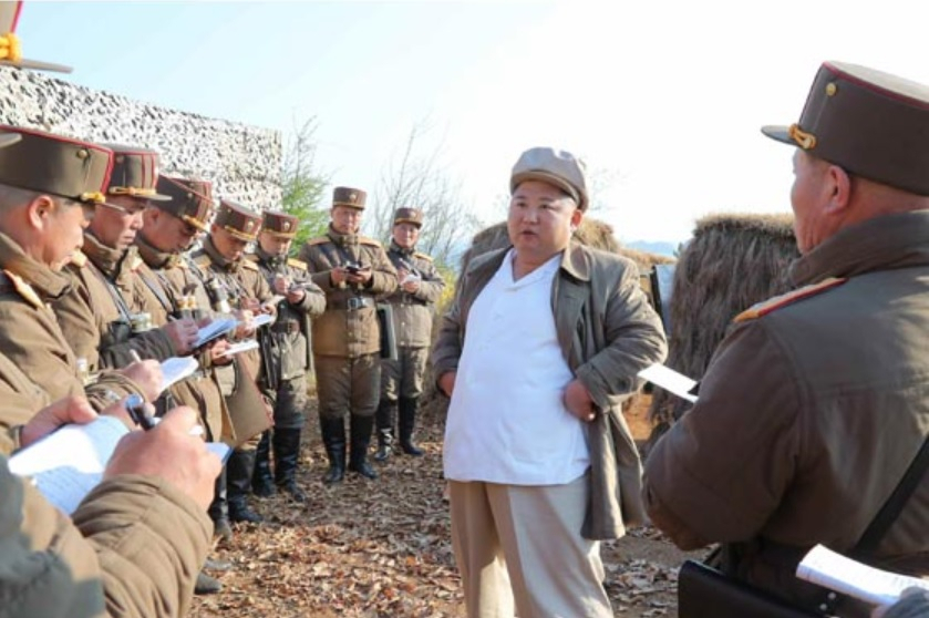북한은 건강이상설이 제기된 김정은 국무위원장이 시리아 대통령에 친서를 보냈다는 내용을 공개하며 우회적으로 김 위원장의 건재를 드러냈다. 김 위원장이 최근 조선인민군 박격포부대를 찾아 현지지도한 모습. [헤럴드DB]