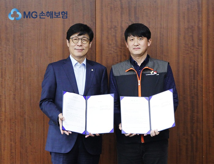 MG손보 박윤식(왼쪽) 대표이사와 김동진 위원장이 22일 임금 및 보충협약 조인식에서 기념 사진을 찍고 있다.