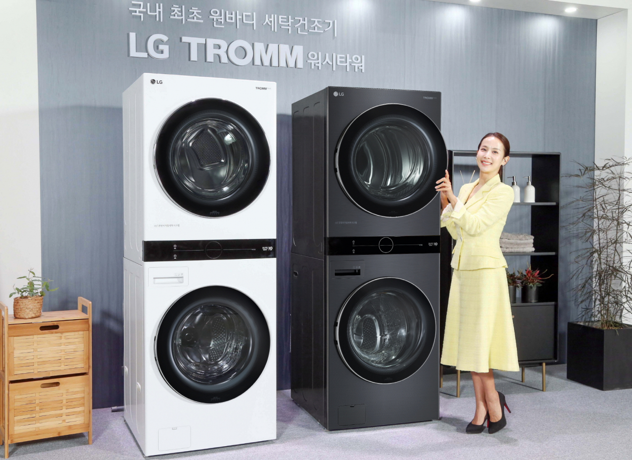 LG전자가 23일 일체형 디자인의 원바디 세탁건조기 'LG 트롬 워시타워'를 출시했다. 배우 조여정씨가 LG 트롬 워시타워를 소개하고 있다. [LG전자 제공]