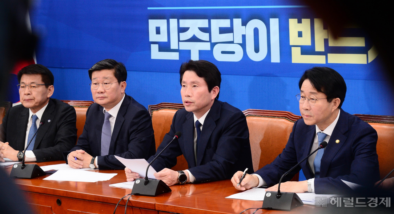 [헤럴드경제=이상섭 기자] 이인영 더불어민주당 원내대표가 23일 국회 의원회관에서 열린 정책조정회의에 참석해 현안과 관련한 발언을 하고 있다. babtong@heraldcorp.com