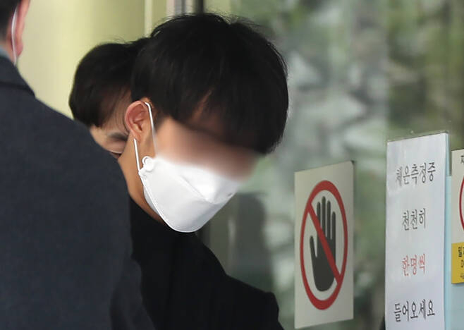‘박사방’ 운영자 조주빈에게 개인정보를 유출한 혐의를 받는 사회복무요원(전 공익근무요원) 최모 씨가 지난 3일 오전 서울중앙지법에서 영장실질심사를 마친 뒤 법원을 나서고 있다. [연합]
