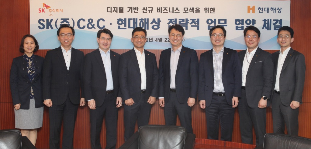 23일 광화문 현대해상 본사에서 현대해상 정규완(왼쪽 다섯번째) 디지털전략본부장과 SK㈜C&C 이석진(왼쪽 네번째) Channel & Marketing 그룹장이 MOU를 체결한 후 관계자들과 기념촬영을 하고 있다.