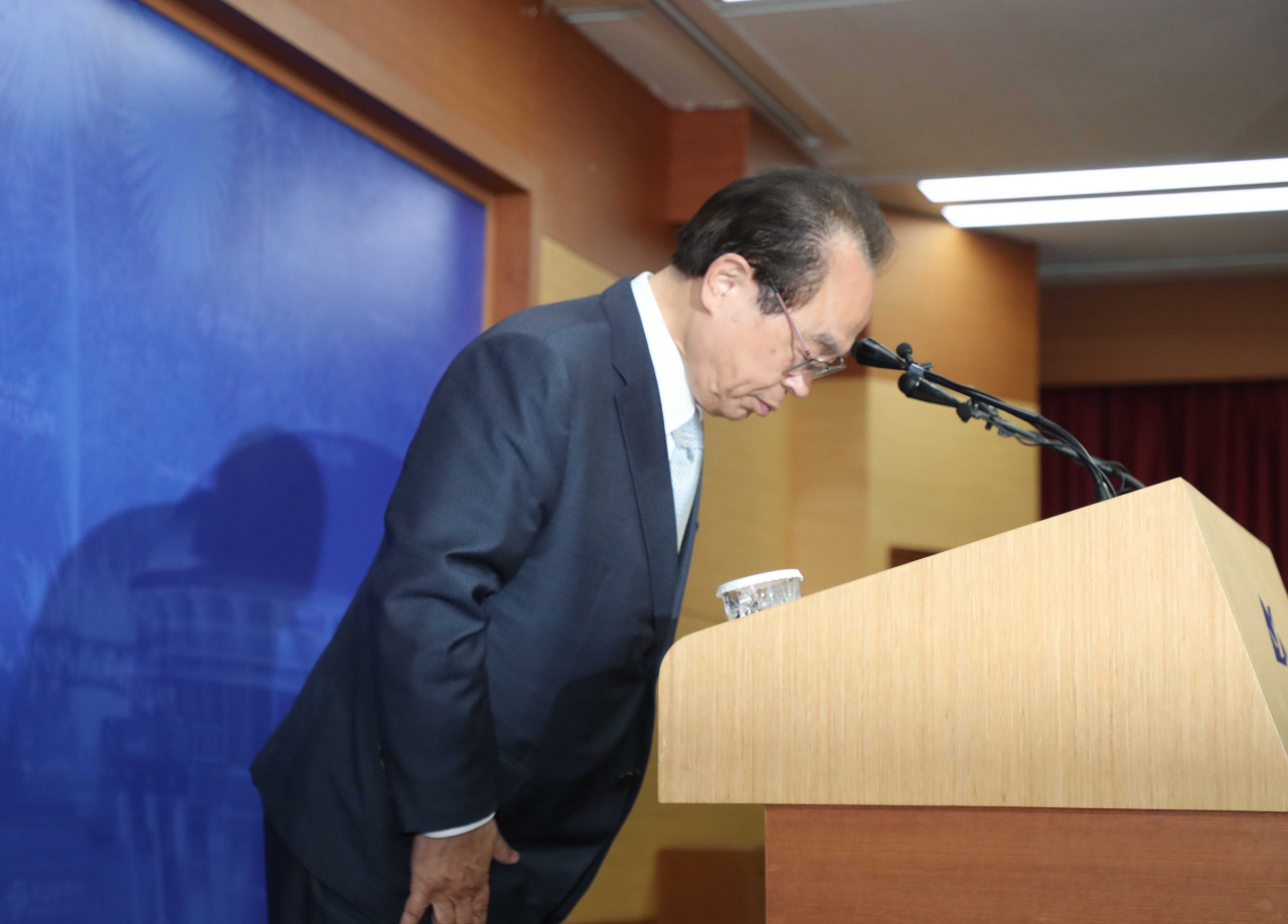 23일 오전 오거돈 부산시장이 전격 23일 오전 부산시청에서 열린 사퇴 기자회견에서 고개숙여 인사하고 있다.[연합]