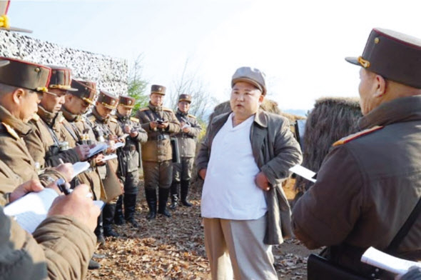 북한은 건강이상설이 제기된 김정은 국무위원장이 시리아 대통령에 친서를 보냈다는 내용을 공개하며 우회적으로 김 위원장의 건재를 드러냈다. 김 위원장이 최근 조선인민군 박격포부대를 찾아 현지지도하는 모습. [헤럴드DB]