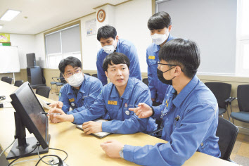 포스코 김근학(가운데) 사원이 사내 동료들과 ‘스틸챌린지’ 대회 준비를 하고있다. [포스코 제공]