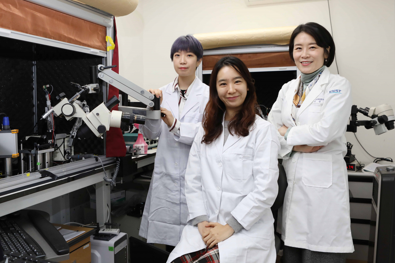 KAIST 생명과학과 이승희(가운데) 교수 연구팀.[KAIST 제공]