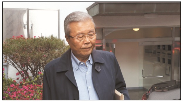 김종인 미래통합당 전 총괄 선거대책위원장이 23일 오전 서울 종로구 자택을 나서고 있다. 미래통합당은 전날 비상대책위원회 로 전환하고, 비대위원장으로 김 전 위원장을 영입하기로 했다. [연합]