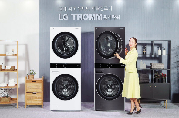 LG전자가 23일 일체형 디자인의 원바디 세탁건조기 ‘LG 트롬 워시타워’를 출시했다. 배우 조여정씨가 LG 트롬 워시타워를 소개하고 있다.[LG전자 제공]