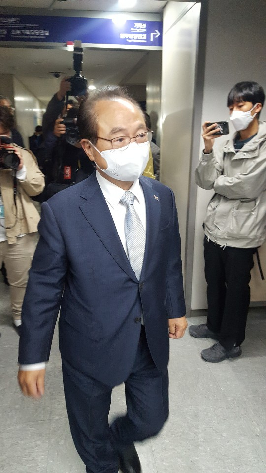 23일 오전 11시 사퇴 기자회견을 하기 위해 회견장으로 들어서는 오거돈 부산시장.