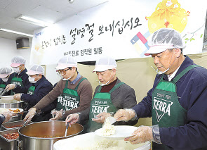 김인규 하이트진로 사장(오른쪽에서 첫 번째)이 최근 서울역 인근 무료급식소 ‘따스한채움터’에서 임직원들과 함께 노숙인들에게 배식하고 있다. [하이트진로 제공]