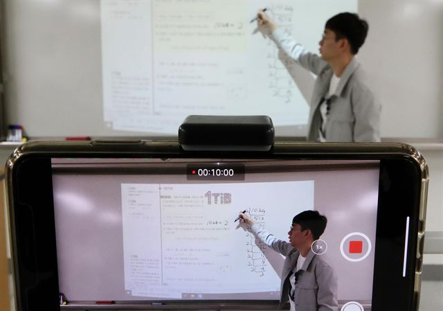 30일 오전 서울 동대문구 휘봉고등학교에서 교사가 온라인 원격수업을 준비하고 있다. (사진=연합뉴스)
