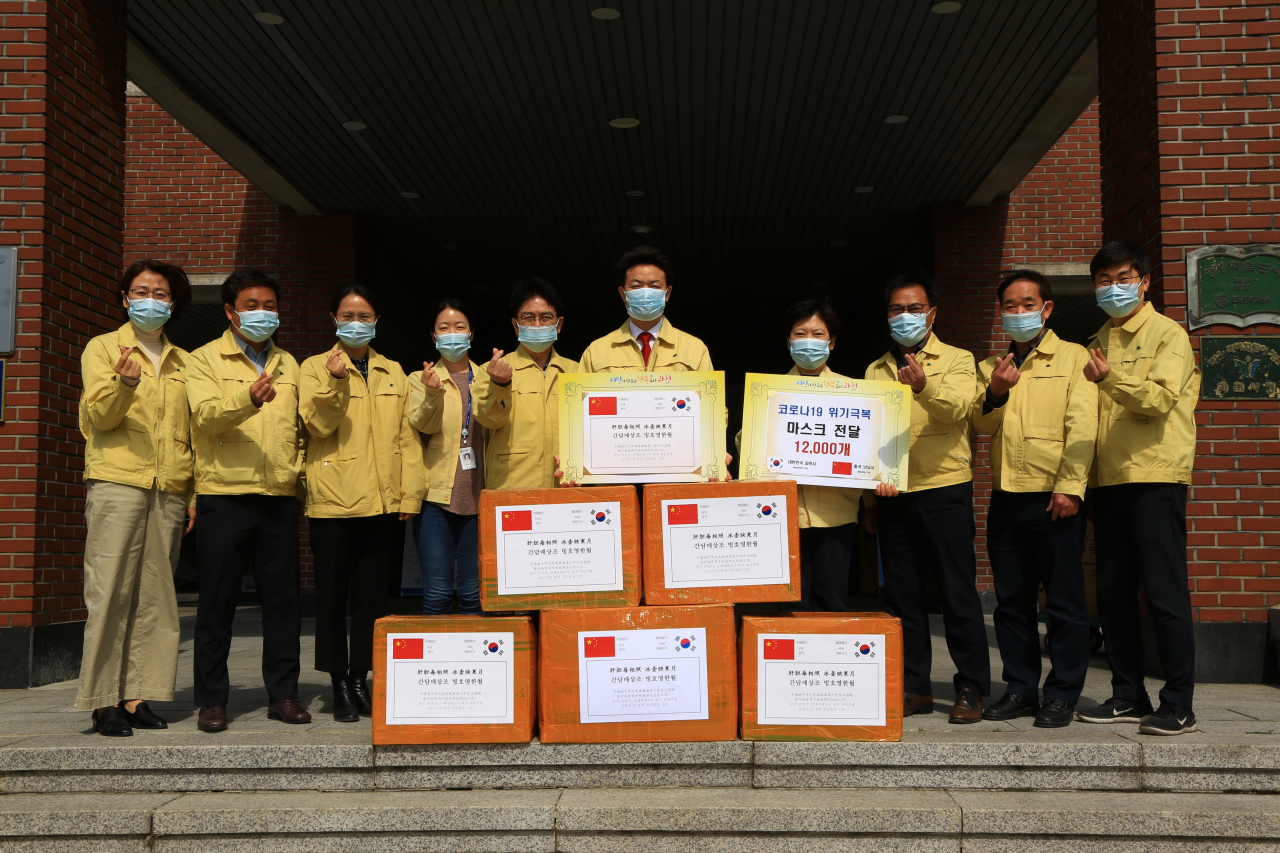 과천시는 국제자매도시 중국 난닝시로부터 마스크 1만5000장을 기부받았다. [과천시 제공]