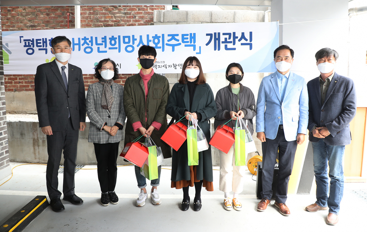 정장선 평택시장(우측 2번째)은 ‘청년희망사회주택’ 개관식을 가졌다. [평택시 제공]