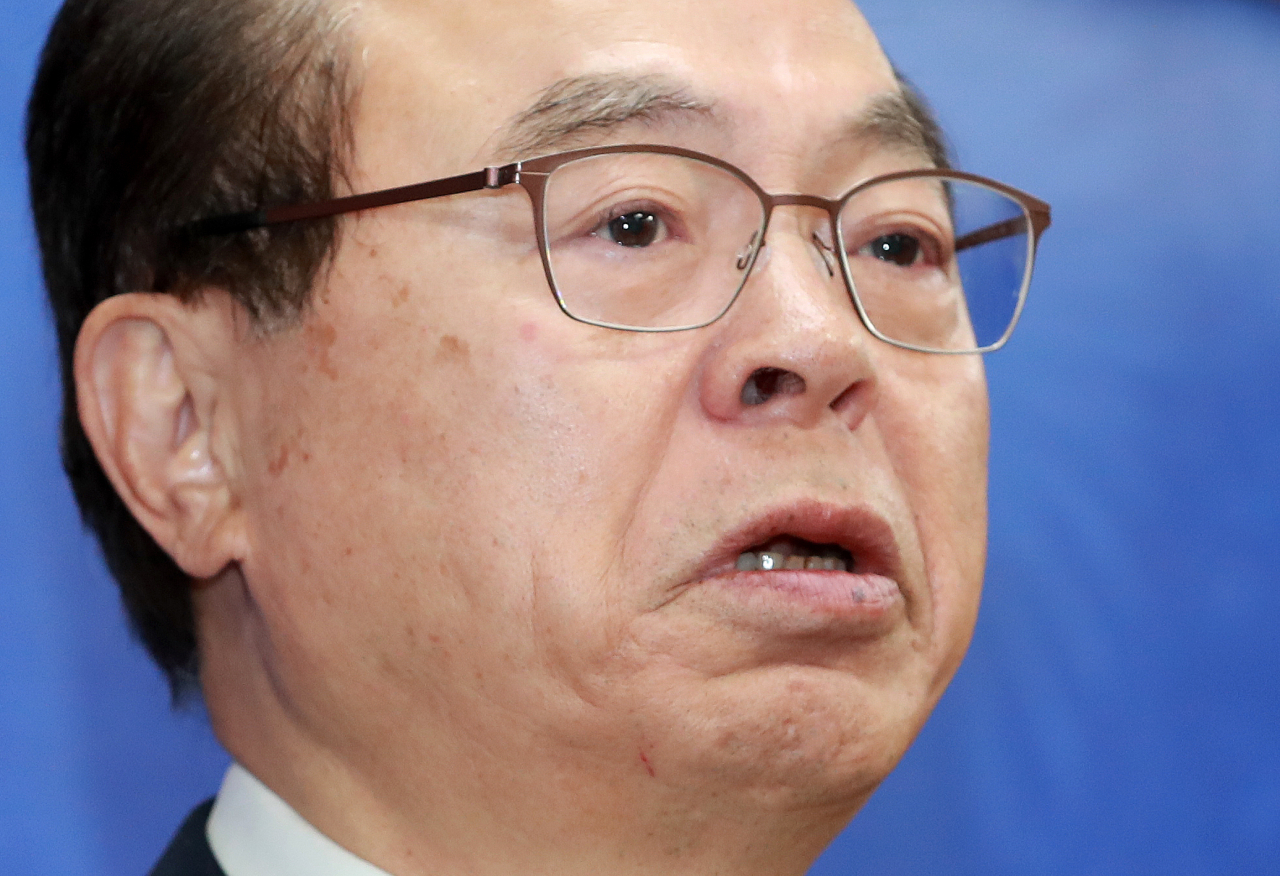 오거돈 부산시장이 23일 오전 부산시청에서 기자회견을 열어 시장직 사퇴 의사를 밝히며 울먹이고 있다. [연합]