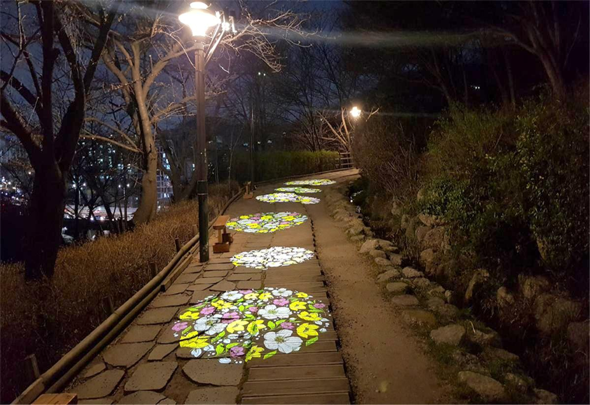 꽃 모양 바닥 조명이 서대문구 연희동 안산벚꽃길을 아름답게 수놓고 있다. [서대문구 제공]