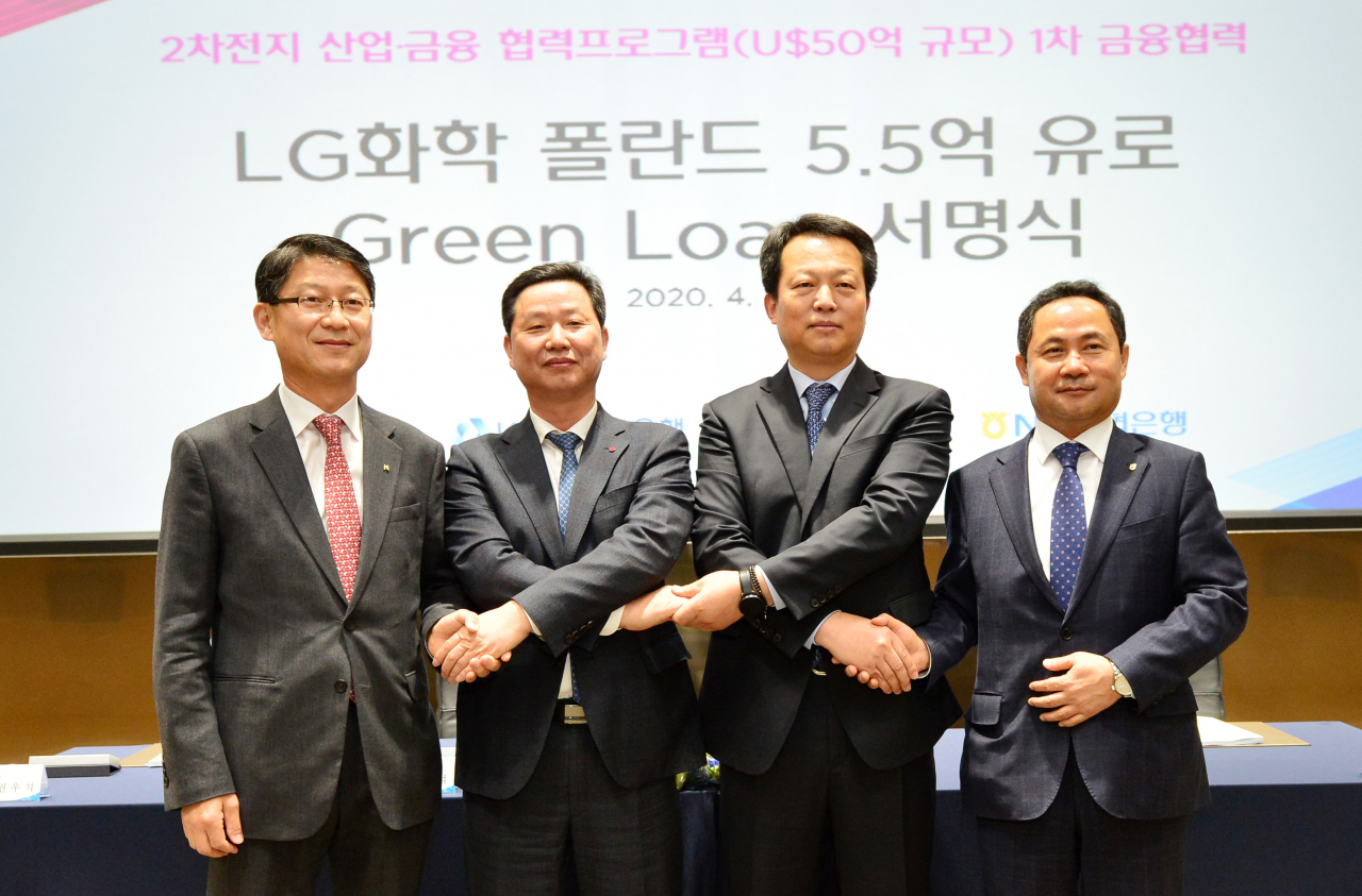 LG화학 그린론 조달 서명식에서 (왼쪽부터) 권우석 수출입은행 본부장, LG화학 CFO 차동석 부사장, 최대현 산업은행 부행장, 오경근 농협은행 부행장이 기념촬영을 하고 있다. [LG화학 제공]