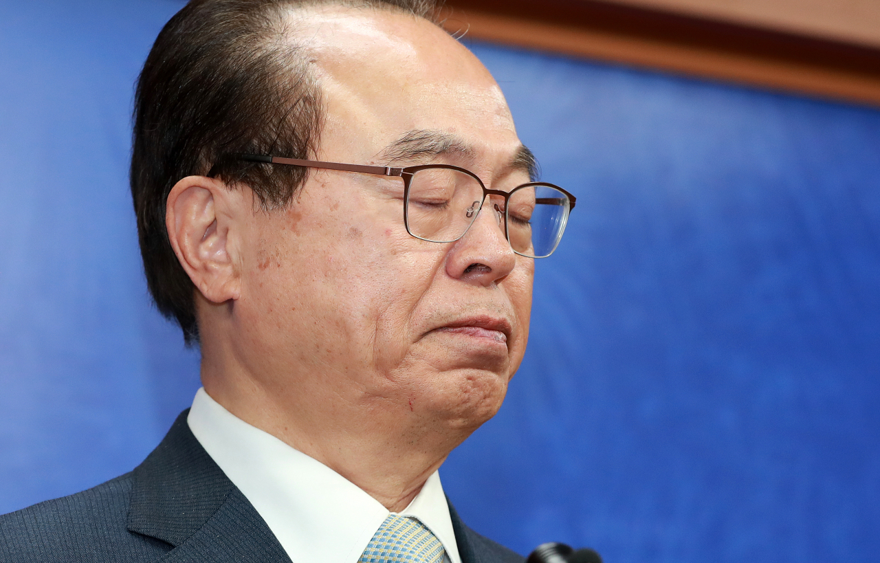 오거돈 부산시장이 23일 오전 부산시청에서 기자회견을 열어 시장직 사퇴 의사를 밝힌 뒤 눈을 감고 있다. 오 시장은 "죄스러운 말씀을 드린다. 저는 최근 한 여성 공무원을 5분간 면담하는 과정에서 불필요한 신체접촉이 있었다"며 "머리 숙여 사죄드린다"고 말했다. [연합]