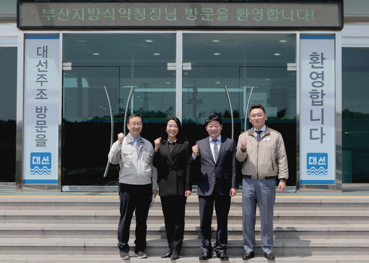 23일 박희옥 부산식약청장(오른쪽에서 두 번째)이 대선주조 기장공장을 방문해 대선주조㈜ 조우현 대표(오른쪽에서 첫 번째)와 기념촬영을 하고 있다.