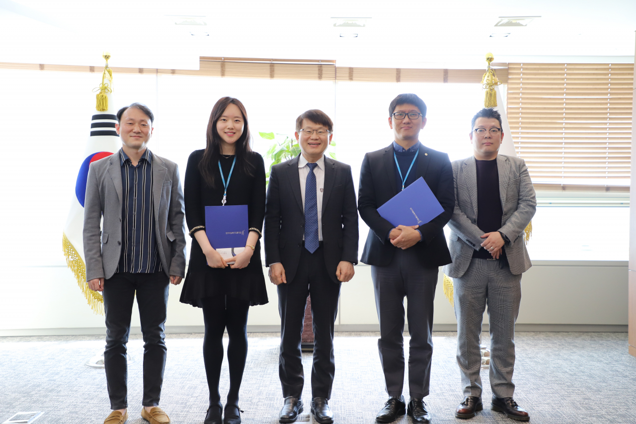 양성광(가운데) 연구개발특구진흥재단 이사장이 ‘2020년 노사협력 문화 유공자 포상’ 시상식 후 기념사진을 촬영하고 있다.[연구개발특구진흥재단 제공]