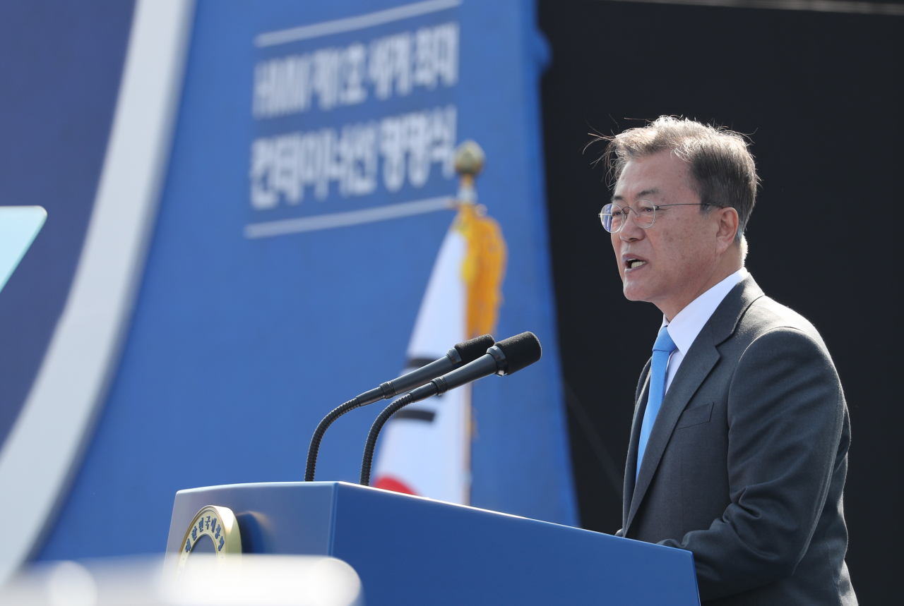 문재인 대통령이 23일 경남 거제시 대우조선해양 옥포조선소에서 열린 세계 최대 컨테이너선 '알헤시라스'호(2만4000TEU급) 명명식에 참석해 축사를 하고 있다. [연합]