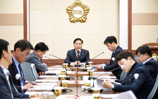순천시의회 서정진 의장(가운데)을 비롯한 의원들이 간담회를 열고 있다.