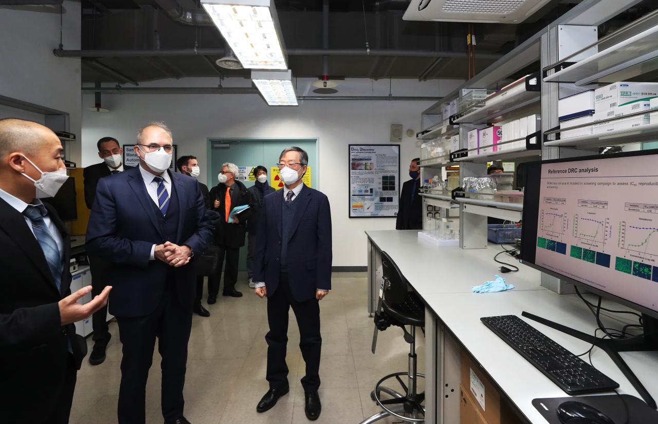 　French Ambassador to Korea Philippe Lefort (second from left) observes the COVID-19 therapy research facility at Institut Pasteur Korea in Pangyo, Gyeonggi Province, Thursday. Joining him is IPK’s Chief Scientific Officer Spencer Shorte (second from left) and IPK CEO Ryu Wang-shick (right). (Yonhap)