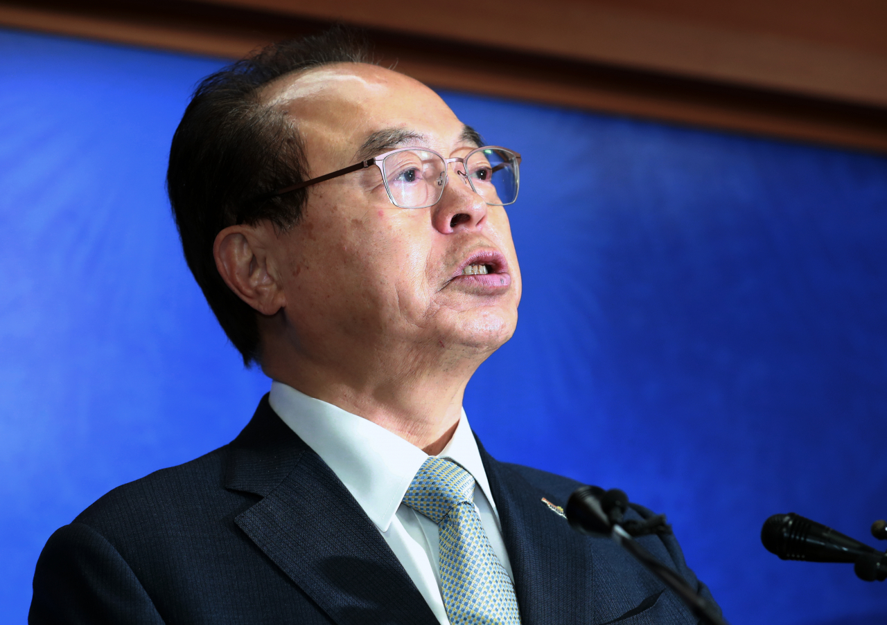 23일 오전 부산시청에서 오거돈 부산시장이 여성 성추행 사실을 인정하는 사퇴 기자회견에서 눈물을 보이고 있다. [연합]