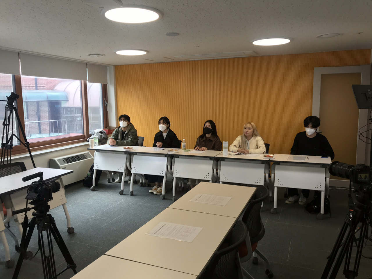 콘텐츠 제작 회의를 하고 있는 청년 크리에이터 용튜버. [용인시 제공]