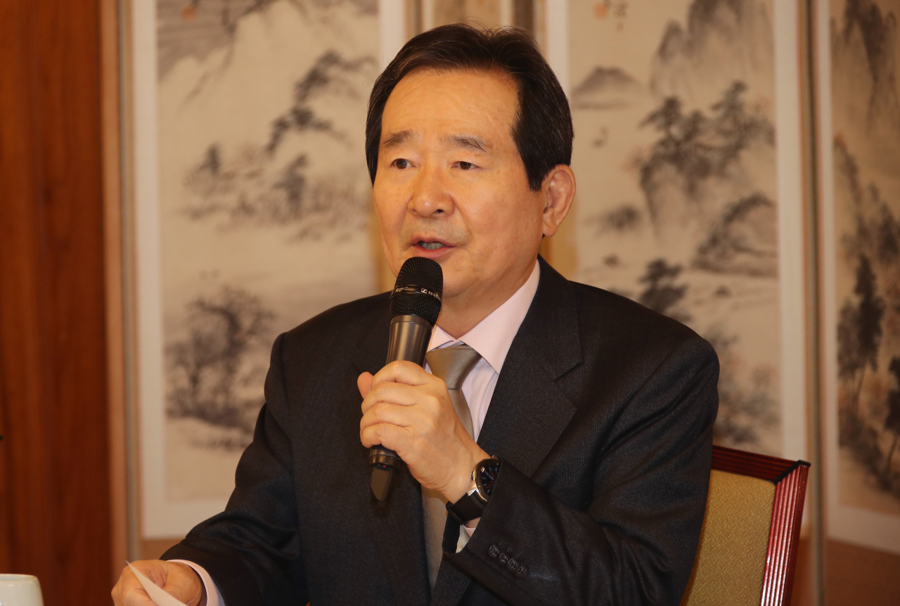 정세균 국무총리가 23일 오후 서울 삼청동 총리공관에서 각계 인사들과 전문가들이 참석해 열린 코로나 이후 새로운 일상을 위한 제1차 정책간담회에서 발언하고 있다. 이날 열린 목요대화에는 성경륭 경제인문사회연구회 이사장과 최재천 이화여대 석좌교수, 박승 전 한국은행 총재, 윤영관 전 외교부 장관 등이 참석했다. [연합]