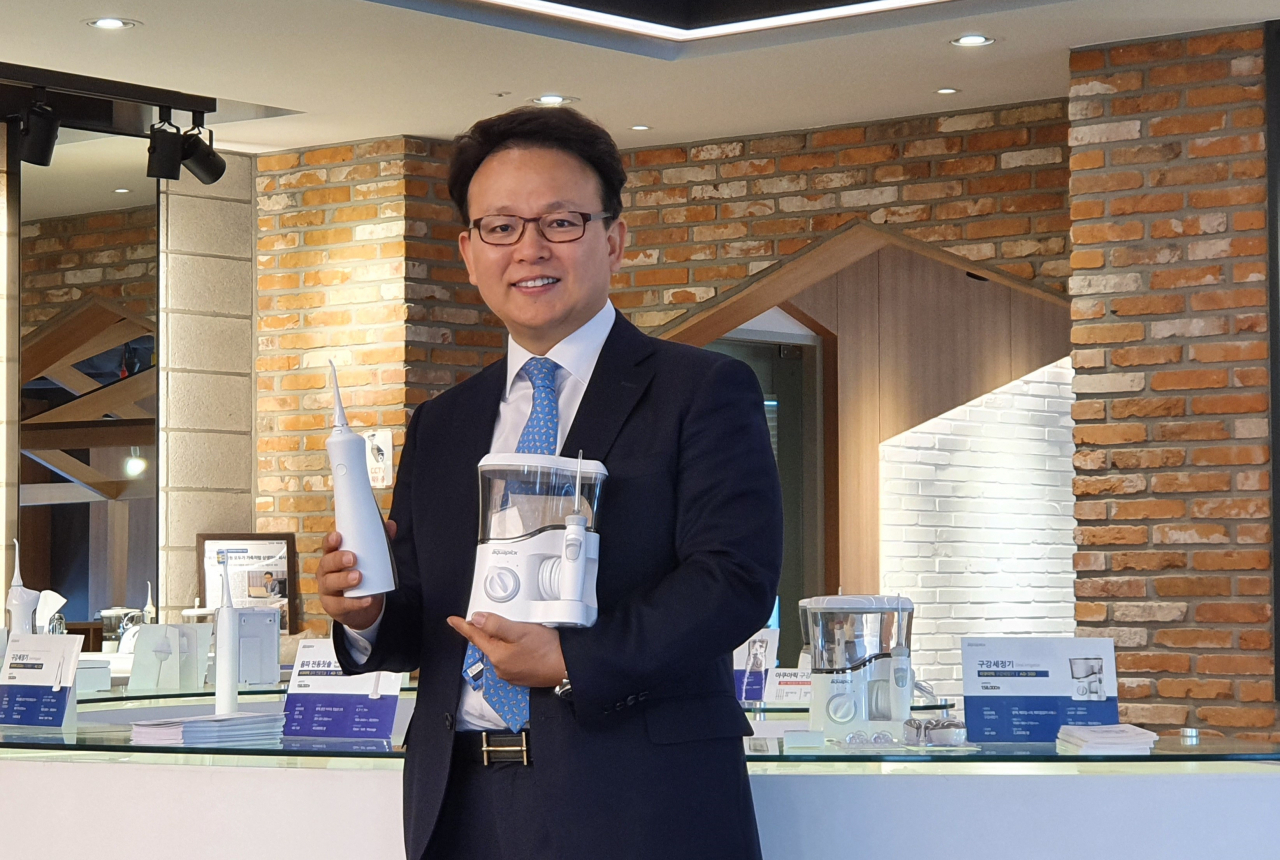이계우 아쿠아픽 대표가 자사 전시실에서 구강세정기 관련 사업 얘기를 들려주고 있다. 도현정 기자
