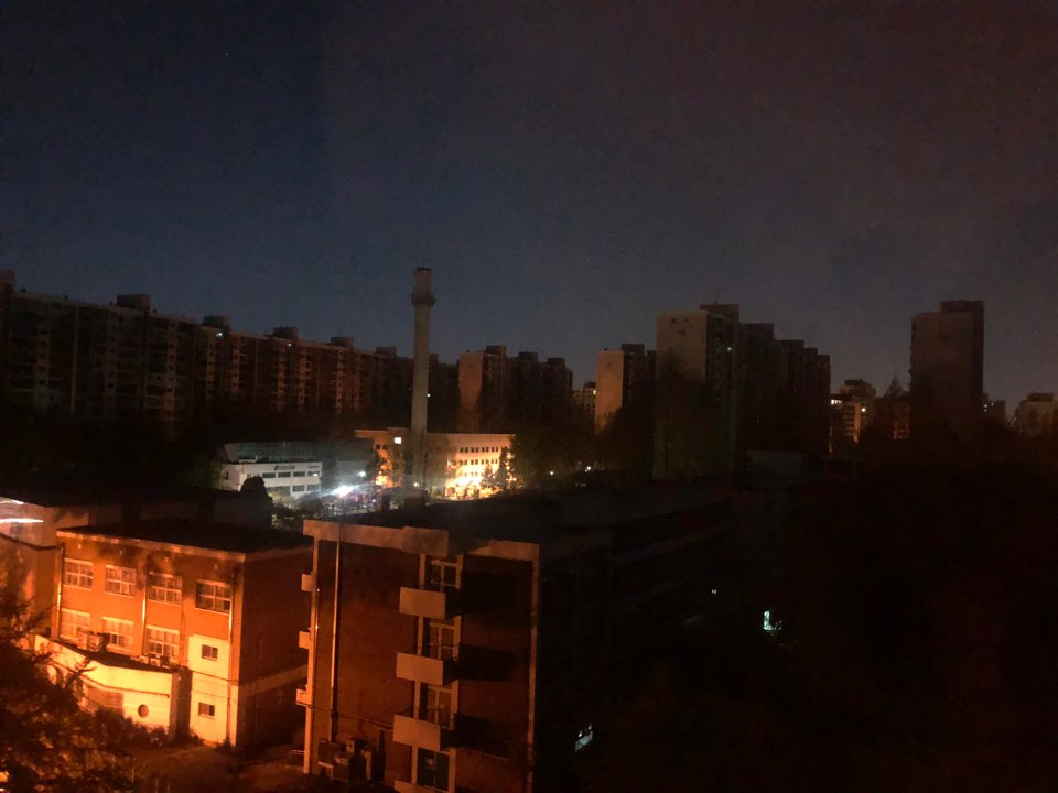 24일 오전 4시30분께 서울 강남구 압구정 현대아파트 단지에 정전이 발생했다. 이날 오전 아파트 가구마다 불이 꺼져 있는 모습. [연합]