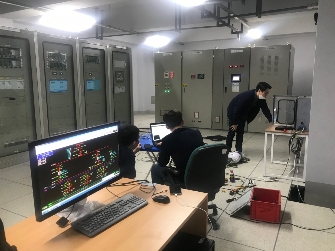 오송 철도종합시험선로에 설치한 ‘데이터 마이닝 기반 전철전력설비 이상상태 예측시스템’.[한국철도기술연구원 제공]