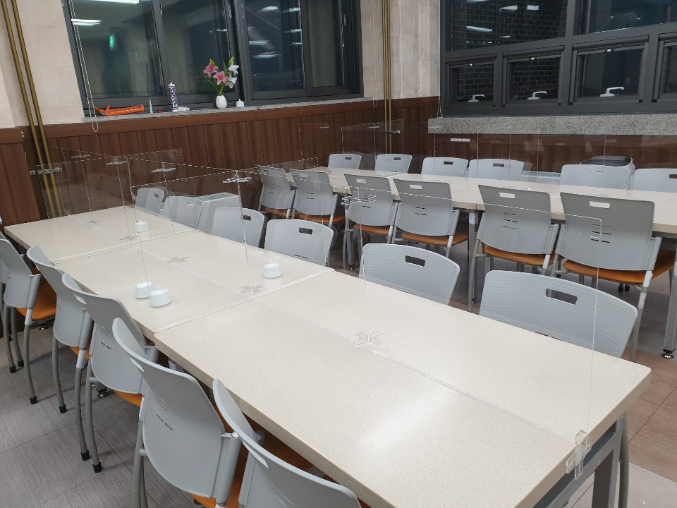아크릴판이 설치된 복지관내 경로식당 모습. [양천구 제공]