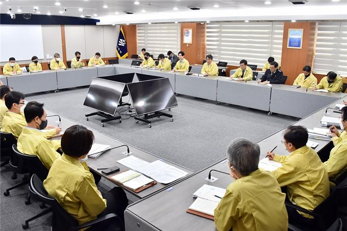 변성완 부산시장 권한대행이 긴급 확대간부회의를 열어 연일 대처방안을 논의하고 있다.