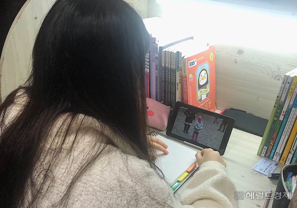한 고등학생이 자원봉사교육을 원격으로 받고 있다. [관악구 제공]