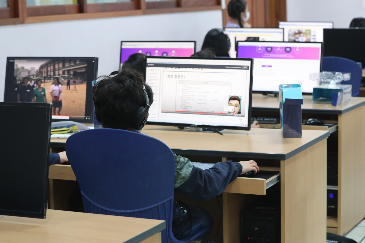 초등학교 1&sim;3학년생들의 온라인 개학이 시작된 지난 20일 오전 경기 수원시의 한 초등학교에서 긴급돌봄 서비스를 신청한 학생들이 교실에 나와 EBS 방송을 보고 있다. [연합]