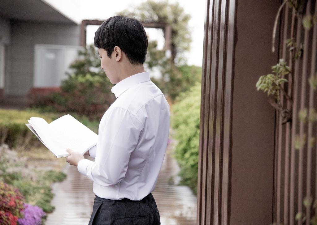 용산구청 직원이 점심식사 후 구청 옥상에서 책을 읽고 있다. [용산구 제공]