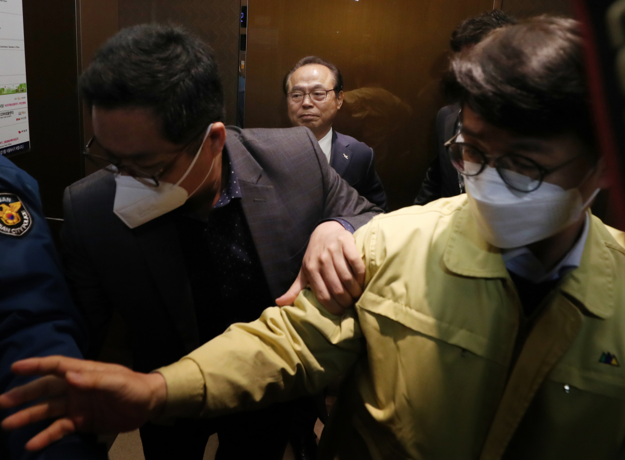 23일 오전 부산시청에서 오거돈 부산시장이 여성 성추행 사실을 인정하는 사퇴 기자회견을 마친 뒤 승강기에 탑승하자 직원들이 오 시장을 보호하고 있다. [연합]