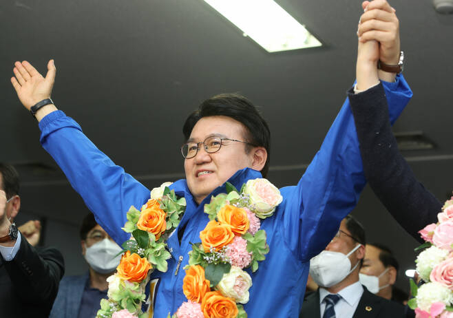 이달 16일 오전 대전 중구 황운하 더불어민주당 후보 사무실에서 황 후보가 4·15 총선에서 당선이 확정되자 꽃다발을 받고 환호하고 있다. [연합]