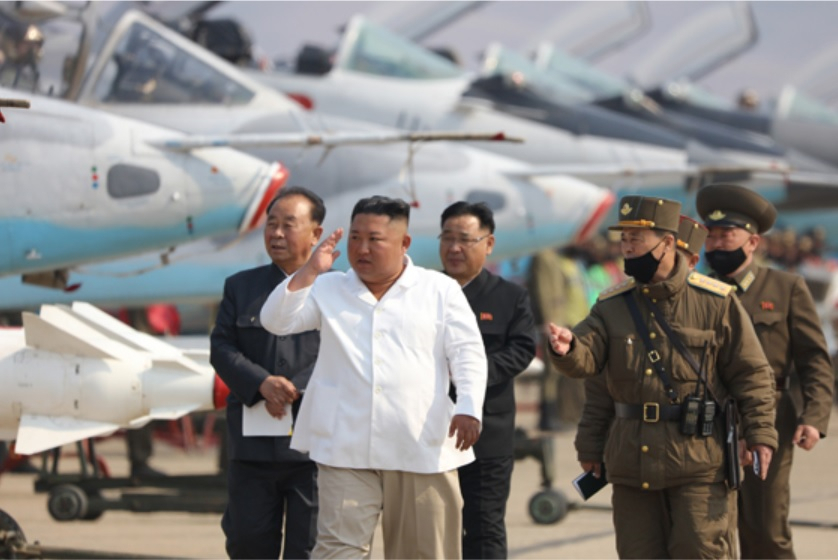 김정은 북한 국무위원장이 건강이상설이 제기됐음에도 불구하고 보름째 잠행을 이어가고 있다. 북한 관영매체가 건강이상설이 불거지기 전 지난 12일 노동당 정치국회의와 함께 마지막으로 보도한 김 위원장의 항공 및 반항공사단 관하 전투기 및 전폭기연대 시찰 모습. [헤럴드DB]