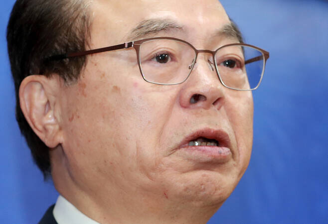 지난 23일 부산시청에서 사퇴 기자회견을 하며 울먹이고 있는 오거돈 전 부산시장. [연합]