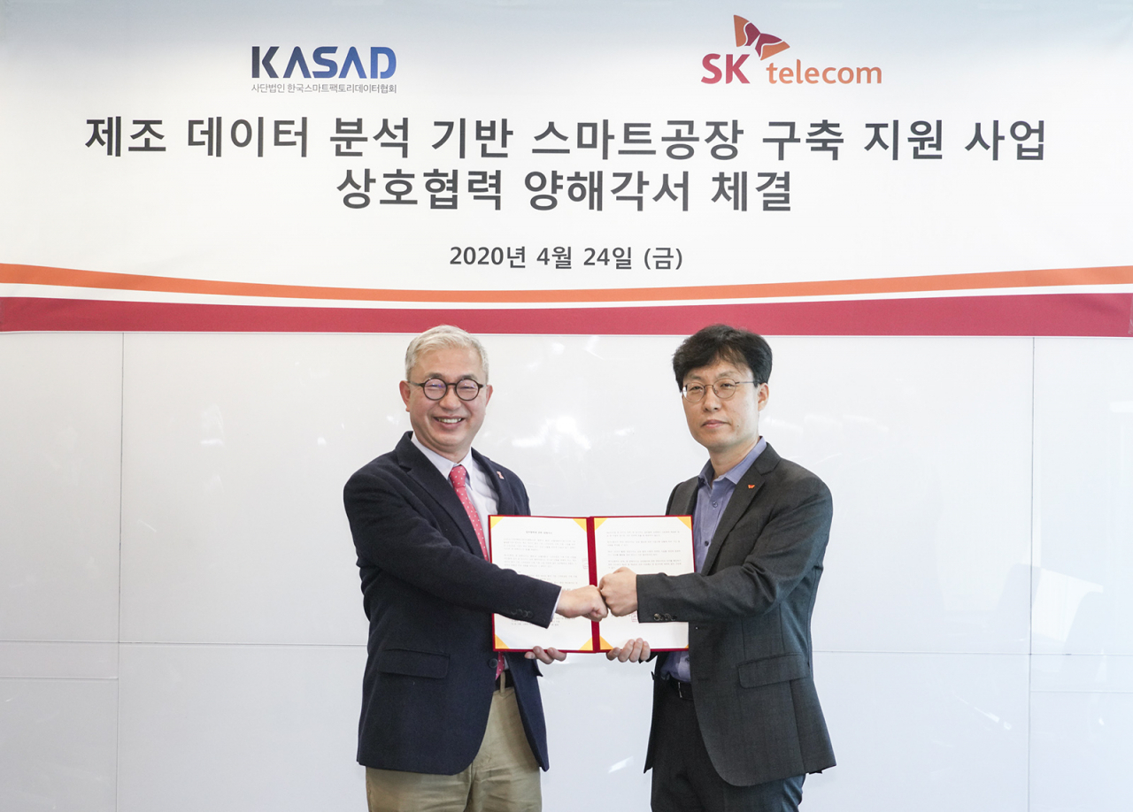 SK텔레콤은 중소벤처기업부 산하 사단법인 한국스마트팩토리데이터협회와 국내 중견 및 중소·소공인 기업 대상 '제조 데이터 분석 기반 스마트공장 구축 지원 사업'을 위한 업무 협약을 체결했다고 24일 밝혔다. 사진은 업무 협약 체결식에 참여한 최낙훈 SK텔레콤 Industrial Data 사업유닛장(오른쪽)과 김문겸 한국스마트팩토리데이터협회장(왼쪽)의 모습. [SK텔레콤 제공]