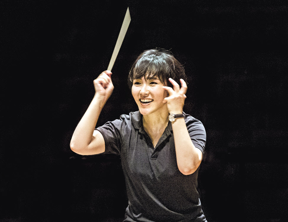 소위 말하는 ‘조기 교육’을 받지도, ‘음악 유전자’를 갖지도 못했던 여자경 지휘자. 음악이 좋아 뒤늦게 음대에 입학해 지휘자의 길을 걸었다. [구본숙 작가 제공]